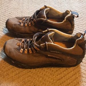 Low top hiking shoes